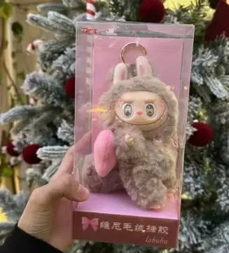 มีในสต็อก Mokoko Zimomo พวงกุญแจตุ๊กตา Labubu ฮัลโลวีน ของขวัญคริสต์มาส พวงกุญแจ Labubu ของเล่นเด็ก ตกแต่งกระเป๋าเป้ จำลอง Labubu